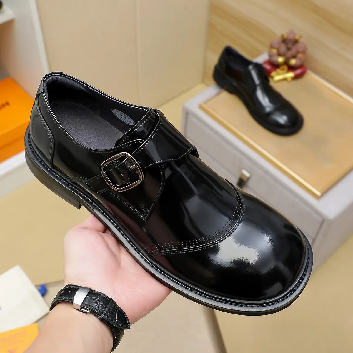 Men's shoes 💰620 💰 Louis Vuitton LV ® Autumn and Winter 🆕 models 🔛Full shoe counter First layer cowhide, 🐂leather lined casual shoes for men, super soft outsole, essential for driving. Counter synchronized original first layer cowhide completely 1:1 mold customization 🌹Top version, 2 colors available! Number: 38-45 (37.46. Customized)